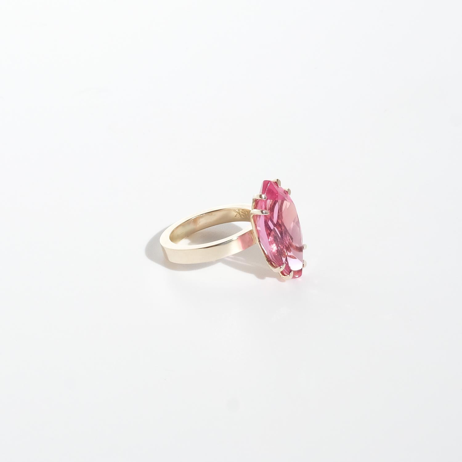 Anello in oro 18 carati e pietre di vetro di Max Hockum in vendita 2