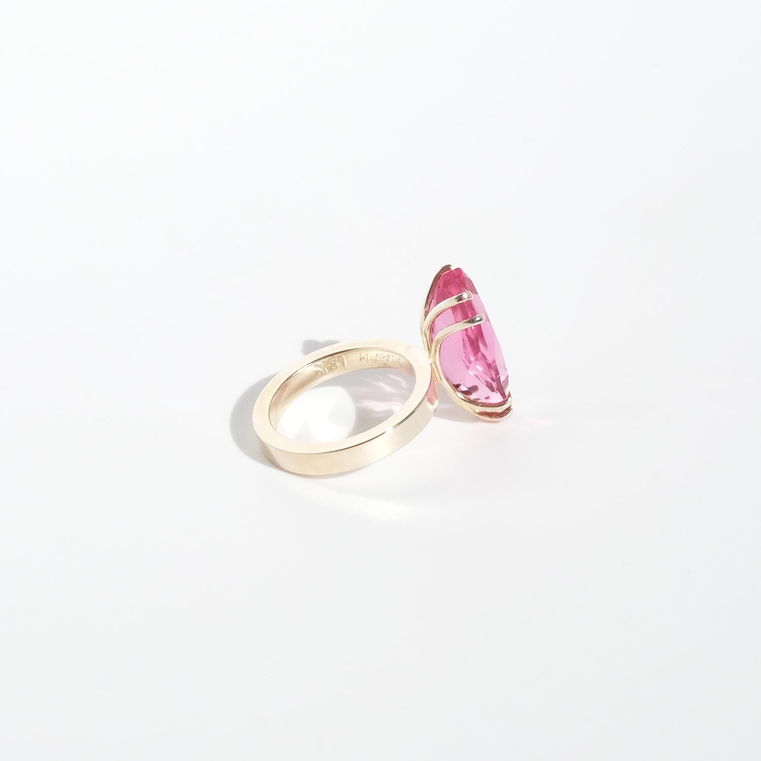 Anello in oro 18 carati e pietre di vetro di Max Hockum in vendita 3