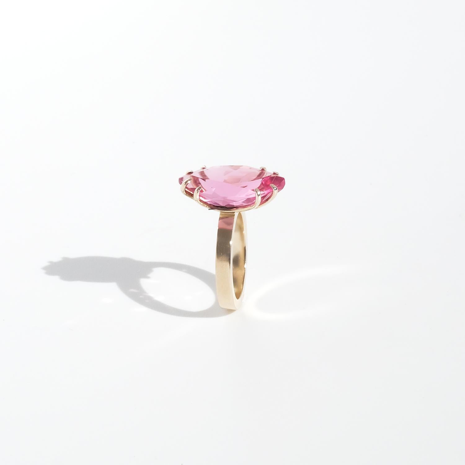 Anello in oro 18 carati e pietre di vetro di Max Hockum in vendita 4