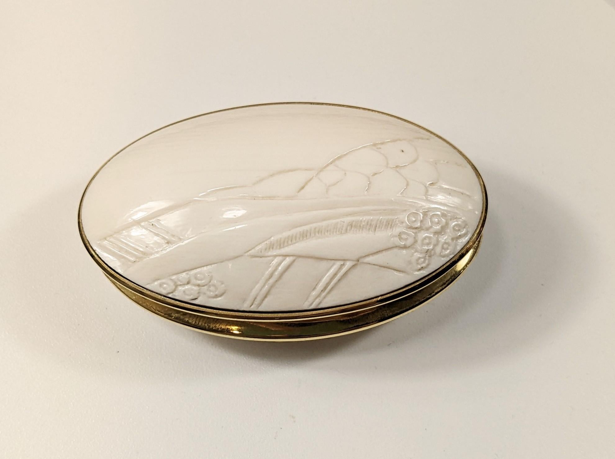18k gold and ivory pill box with a country landscape motif by the Catalan sculptor Josep Guardiola Bonet
Measures 6 x 4 x 2,2 cm.
Inches  2,36 x 1,57 x 0,86 inches 
Total weight 38 grams   
Gold weight 12 grams
Ivory weight  26grams


Guardiola