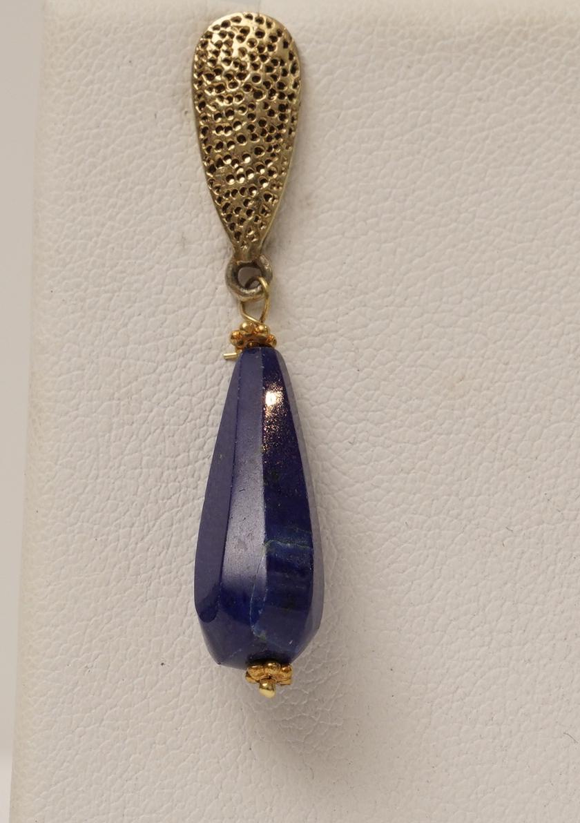 Texturierte 18-karätige Goldstifte für durchbohrte Ohren.  Eine wunderschöne, natürliche, pfauenblaue, facettierte Lapis-Perle in Tropfenform.