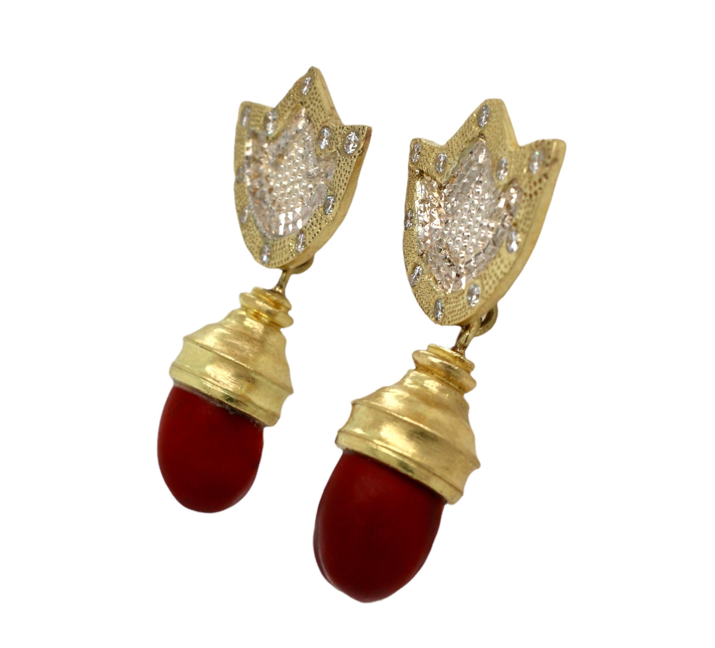 Mescal-Bohnen-Ohrringe mit 18 Karat Gold, Silber und 20 Diamanten im Brillantschliff von 0,04 Karat.

