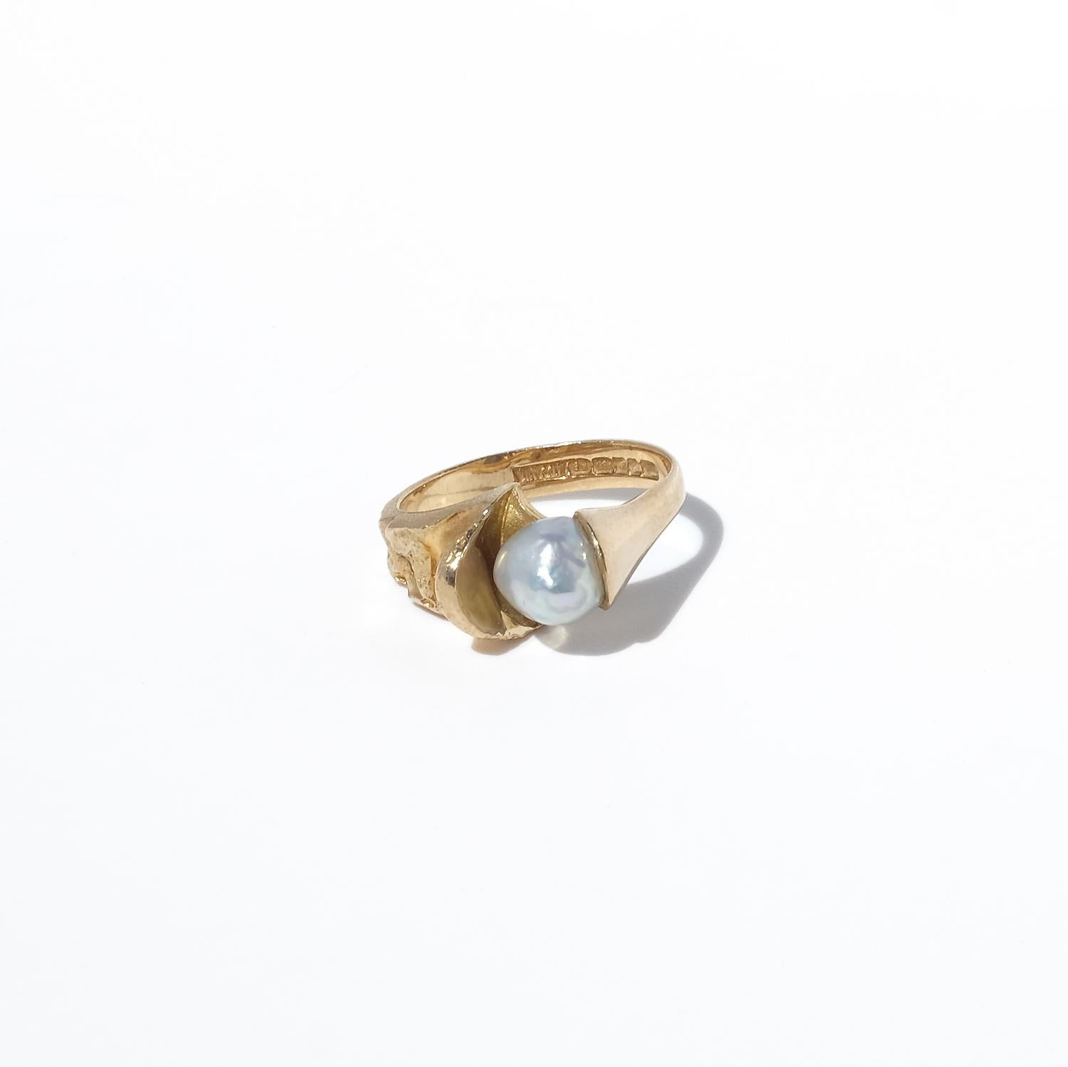 18K Gold and Pearl Ring by Lapponia “Birth of a Pearl” Made 1992 In Good Condition For Sale In Stockholm, SE