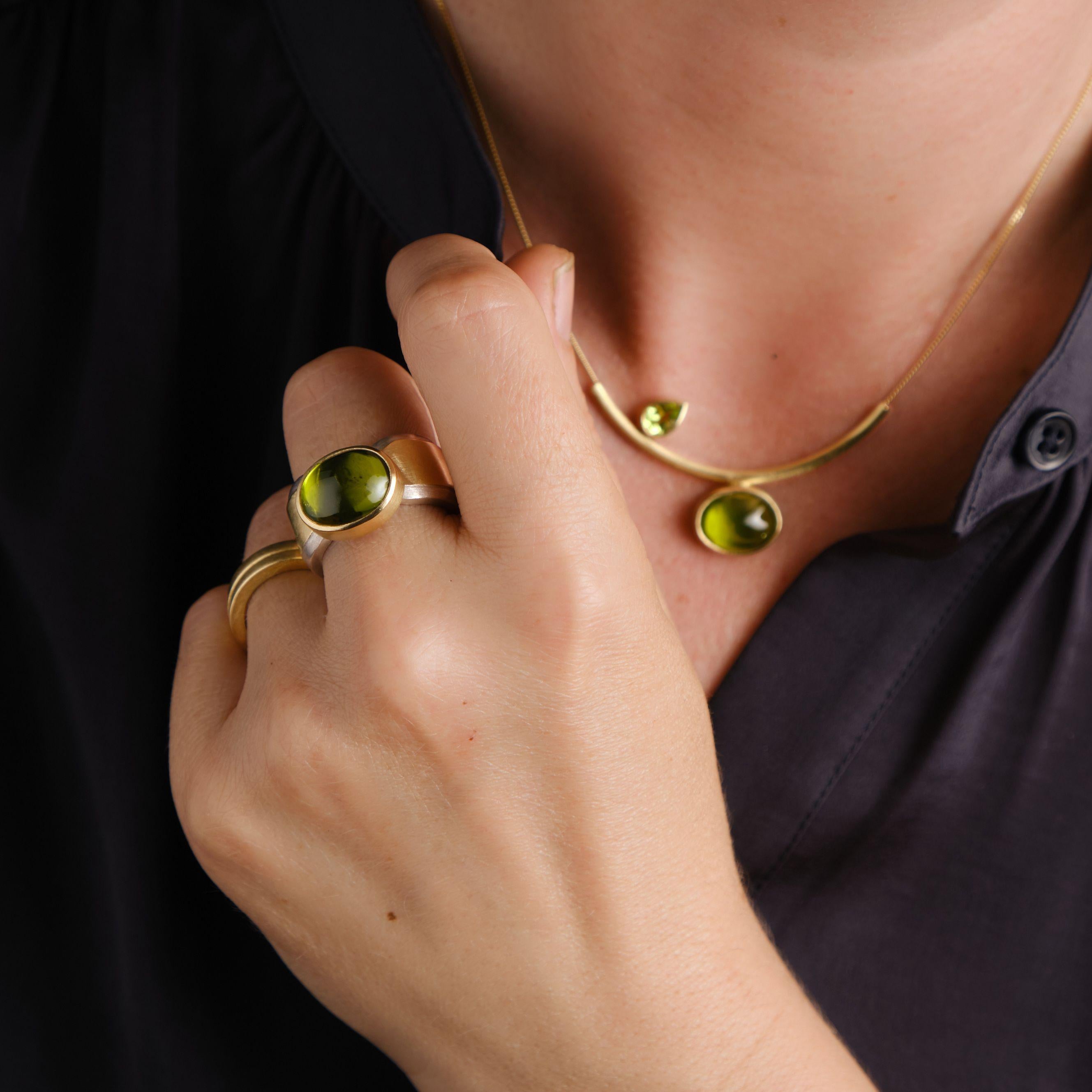Questa collana da 16,5 pollici in oro 18 carati e peridoto, molto contemporanea, è stata disegnata e realizzata dalla gioielliera londinese Lucy Martin. Il design bilancia in modo giocoso un peridoto cabochon con un peridoto sfaccettato. Lucy crea