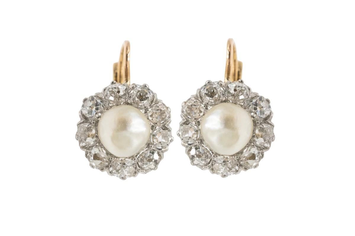 Ohrringe aus 18 Karat Gold und Platin mit alten Diamanten im Brillantschliff und Perlen. Damen im Angebot