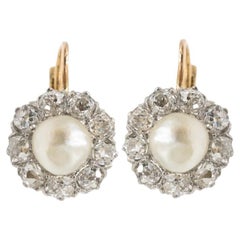 Orecchini in oro 18k e platino con diamanti taglio brillante e perle.
