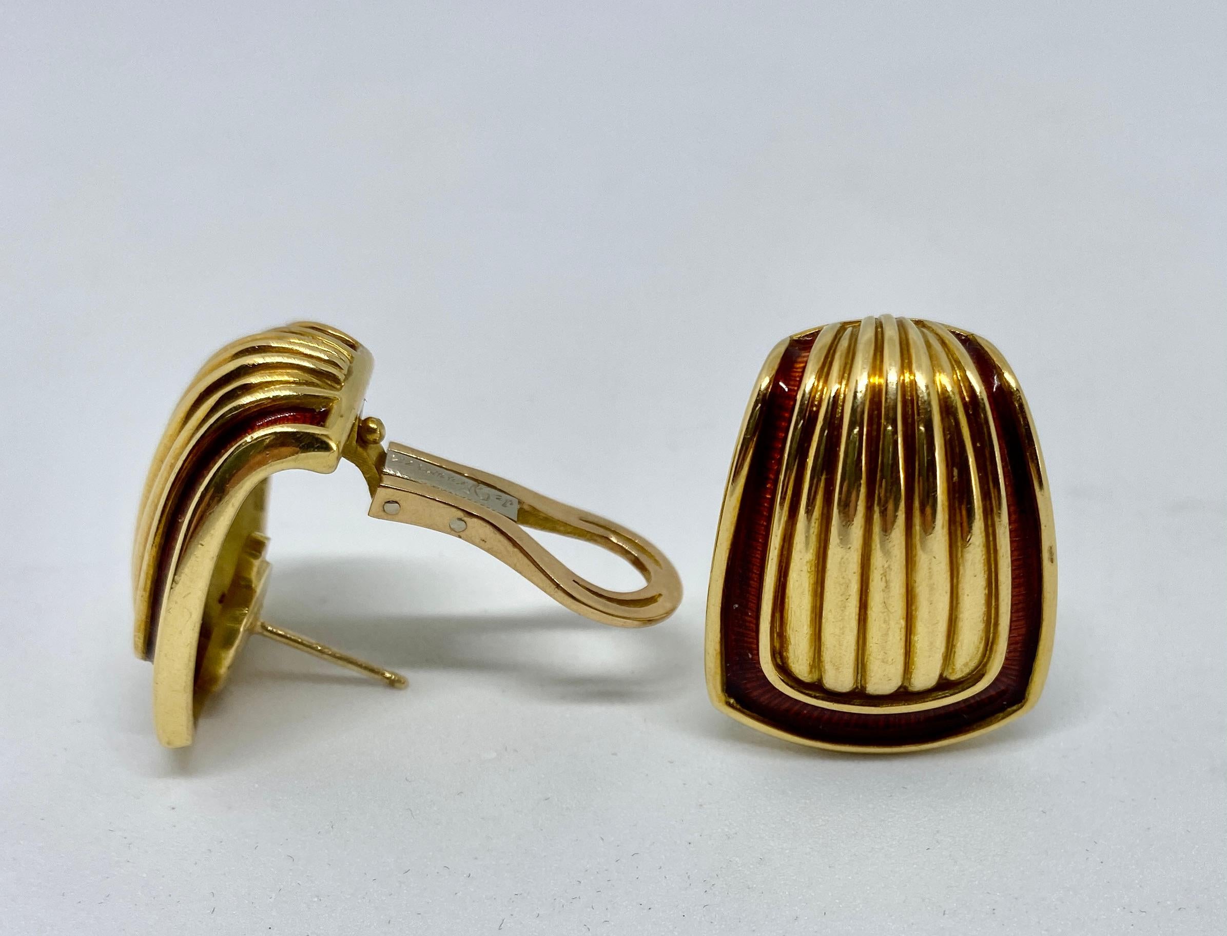 Ein Paar klassische Ohrringe aus Gold und roter Emaille im unverwechselbaren Stil des Londoner Goldschmieds Leo de Vroomen.

Diese massiven, schön proportionierten Ohrringe sind 27 mm hoch und 21,3 mm breit (etwas mehr als 3/4 Zoll). 

Sie sind aus