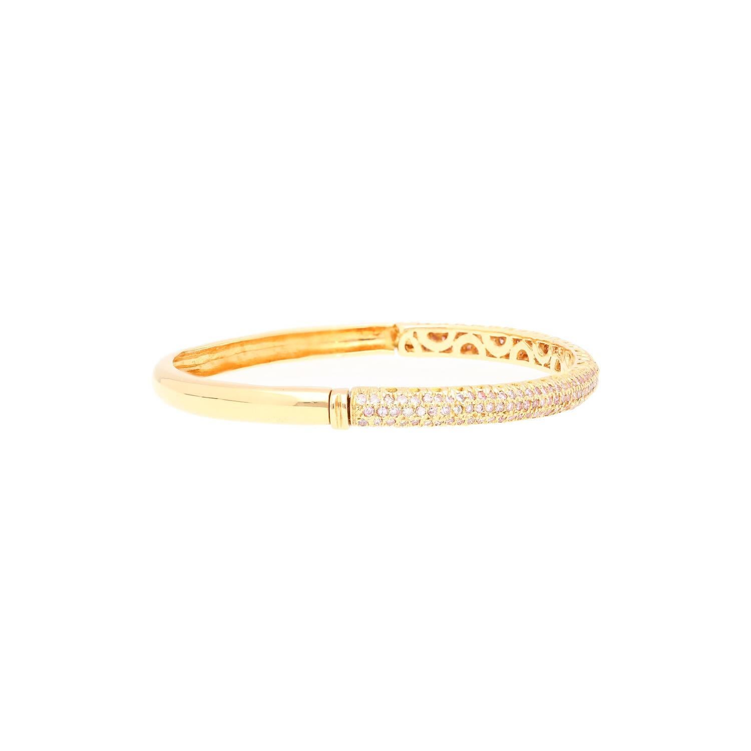 Bracciale in oro massiccio 18 carati e diamanti rosa taglio rotondo naturale da 1,80 carati. 

Dettagli: 
Tipo di articolo: Bracciale Bangle
Metallo: Oro giallo 18 carati
Peso: 17,55 grammi
Si adatta al polso da 7 pollici
 
Dettagli sulla