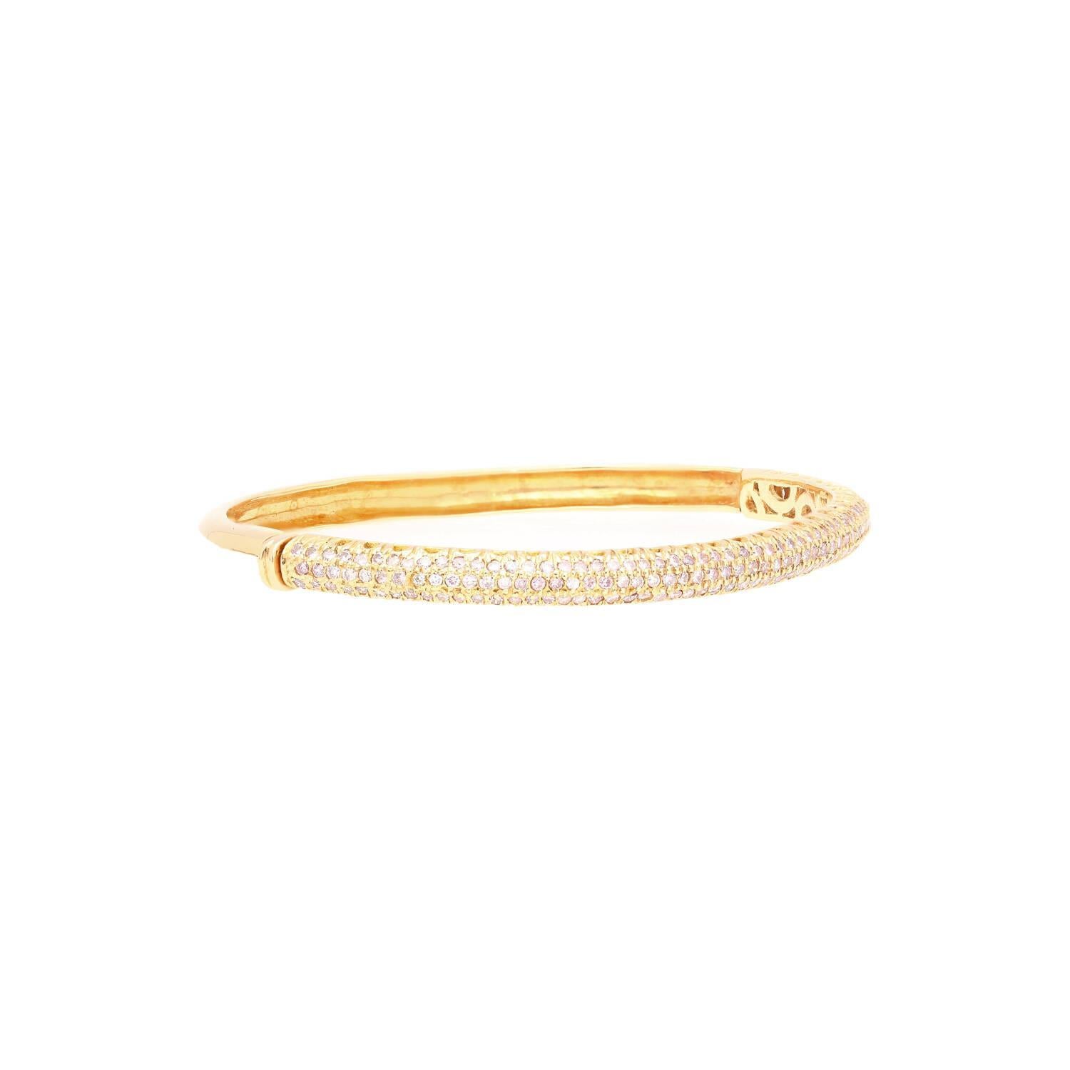 Bracciale con pavé di diamanti rosa rotondi e oro 18 carati In condizioni Nuovo in vendita a Miami, FL
