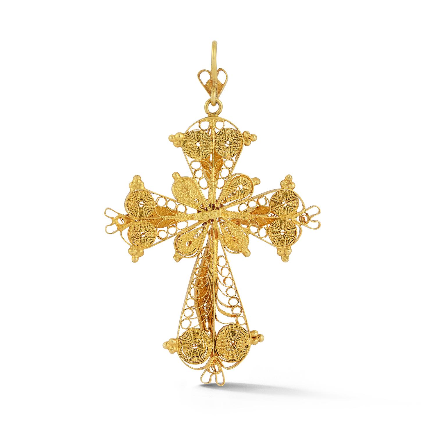 Dieser Kreuzanhänger aus 18 Karat Gold und Rubinen ist wirklich sensationell. Die große, filigran gestaltete Uhr ist ein sehr ungewöhnliches und seltenes Stück. Der Bügel ist mit filigranen Details versehen.

Wir lieben sie an einer auffälligen