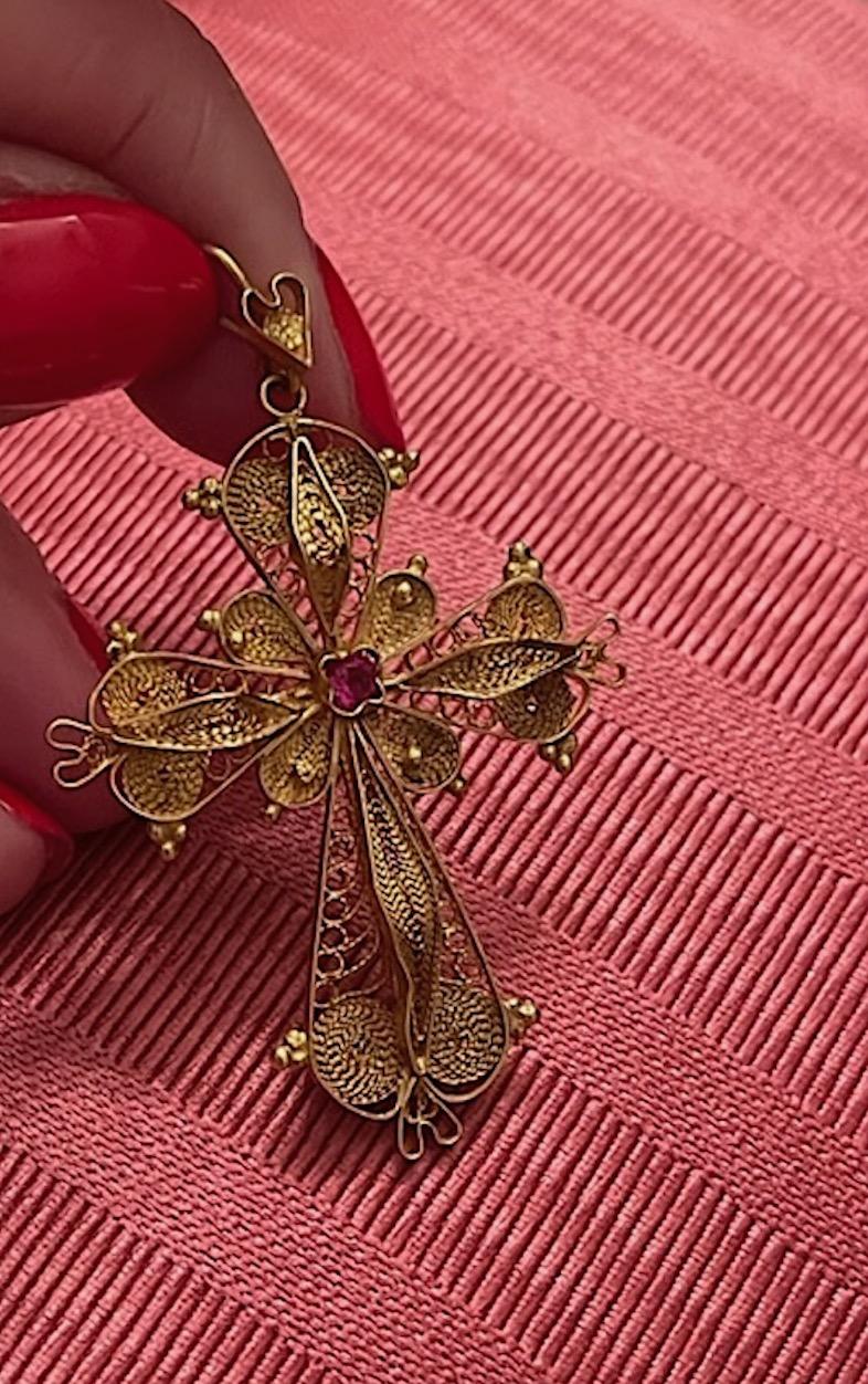 18k Gold und Rubin Vintage filigranen großen Kreuz Anhänger (Carréeschliff)