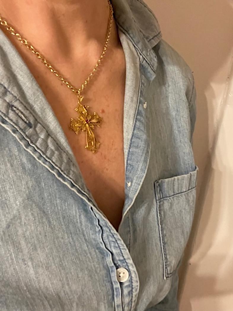 18k Gold und Rubin Vintage filigranen großen Kreuz Anhänger im Zustand „Gut“ in New York, NY