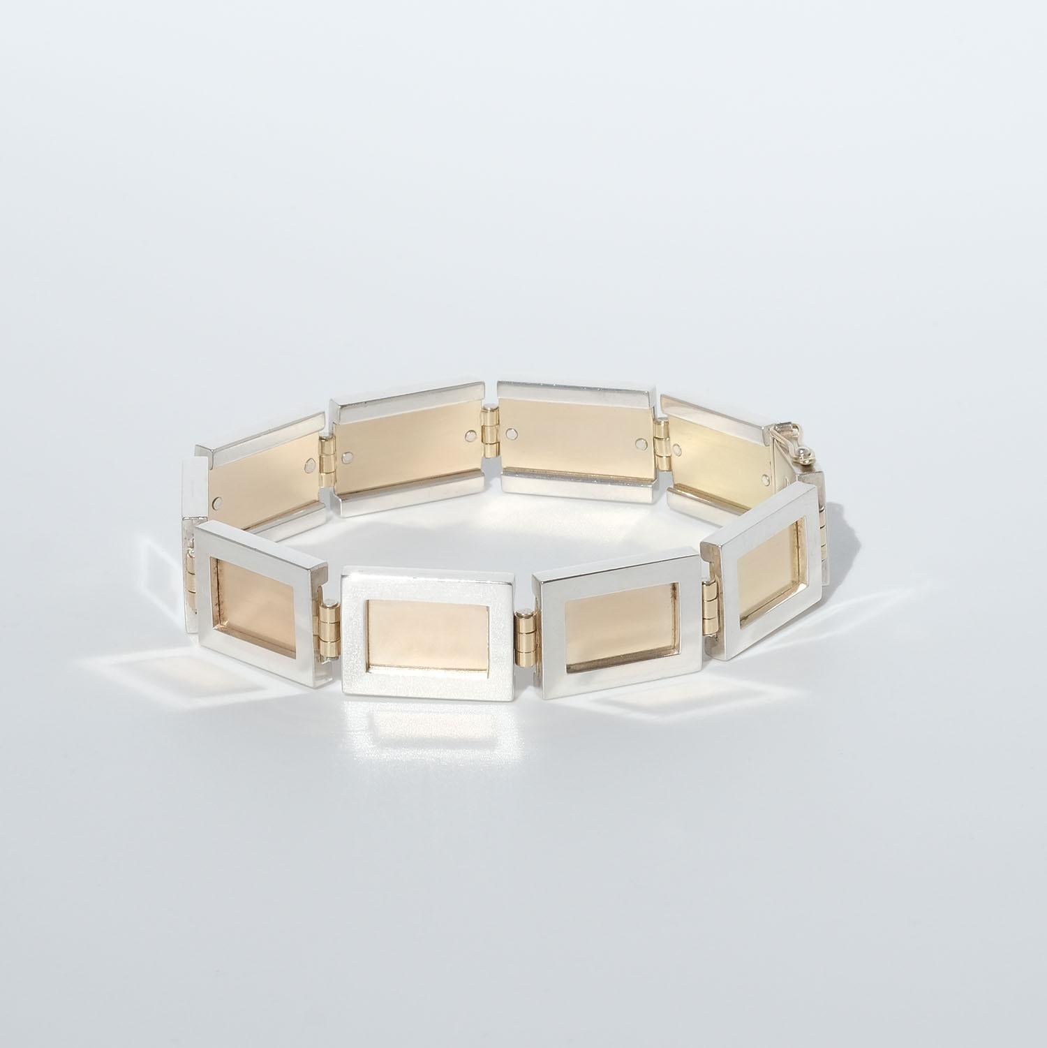 Dieses Armband besteht aus Rechtecken aus 18 Karat Gold und Sterlingsilber, die miteinander verbunden sind. Das Armband lässt sich leicht mit einem Kastenverschluss schließen.

Das Design des Armbands sorgt dafür, dass es schön am Handgelenk seiner