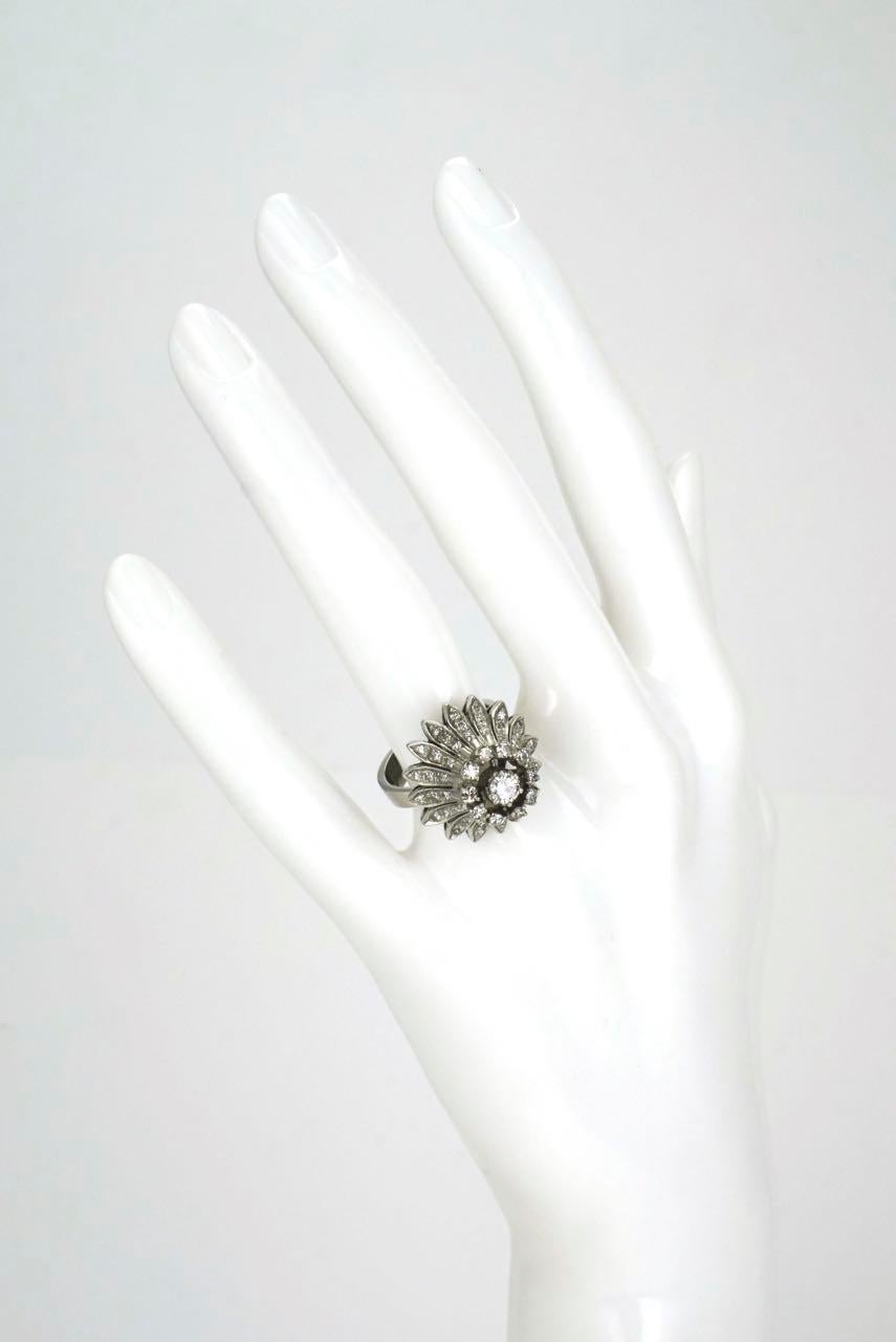 18 Karat Gold and Silver Diamond Daisy Flower Ring, 1960s In Good Condition In Sydney, NSW