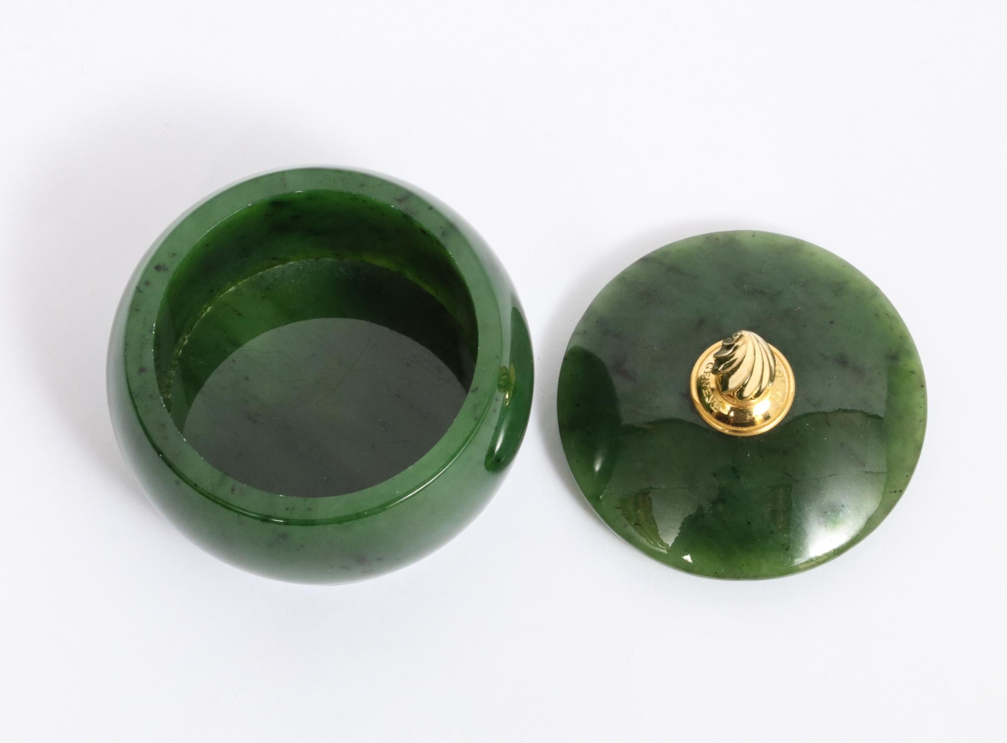 18-Karat Gold and Spinach Jade Round Box with Cover by Piaget Geneve In Good Condition In New York, NY