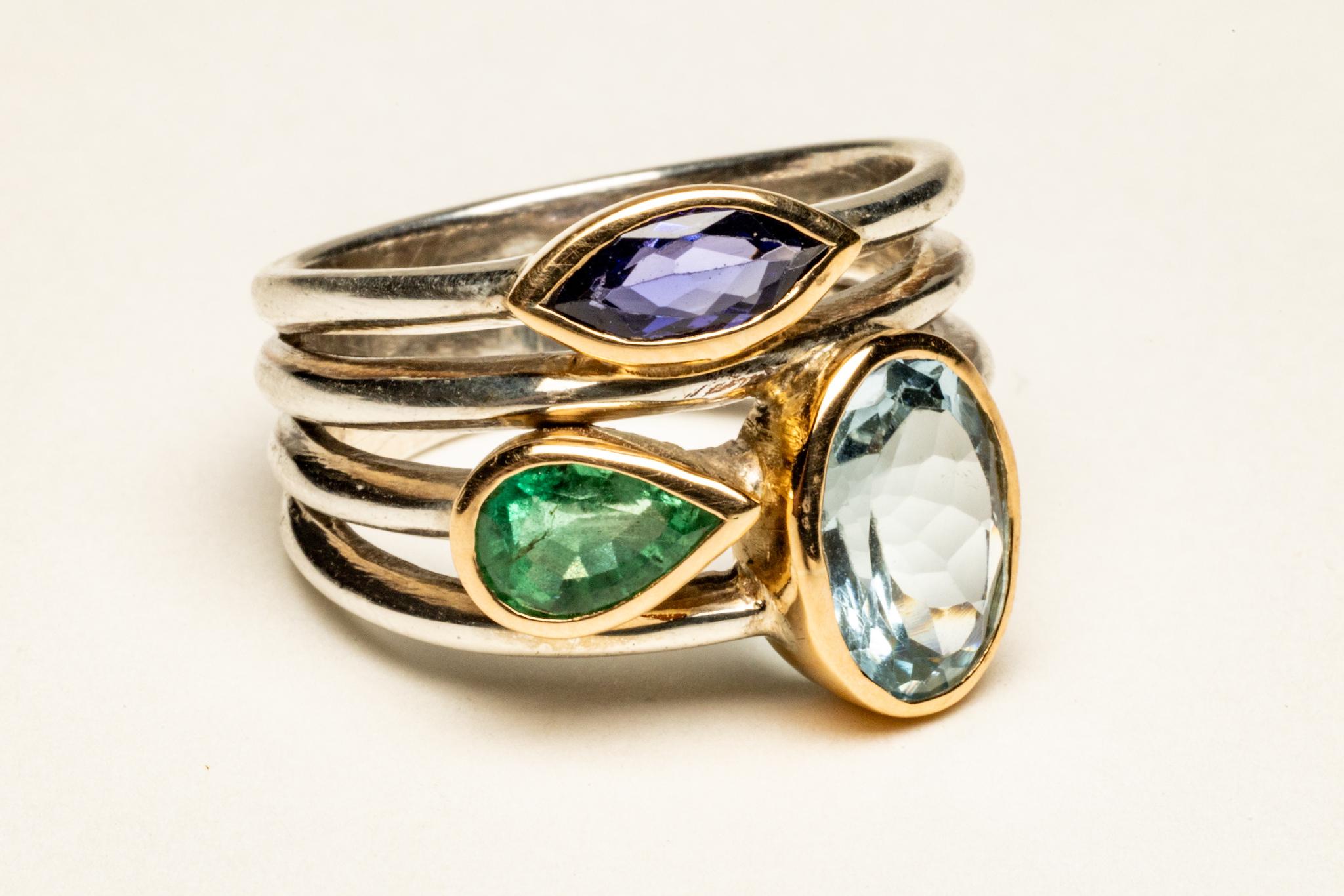 Un magnifique anneau de pierres précieuses facettées - une aigue-marine ovale, une améthyste taillée en marquise et une tourmaline verte en forme de poire.  Ils sont sertis dans une combinaison d'or 18 carats (non plaqué) et d'argent sterling.  La