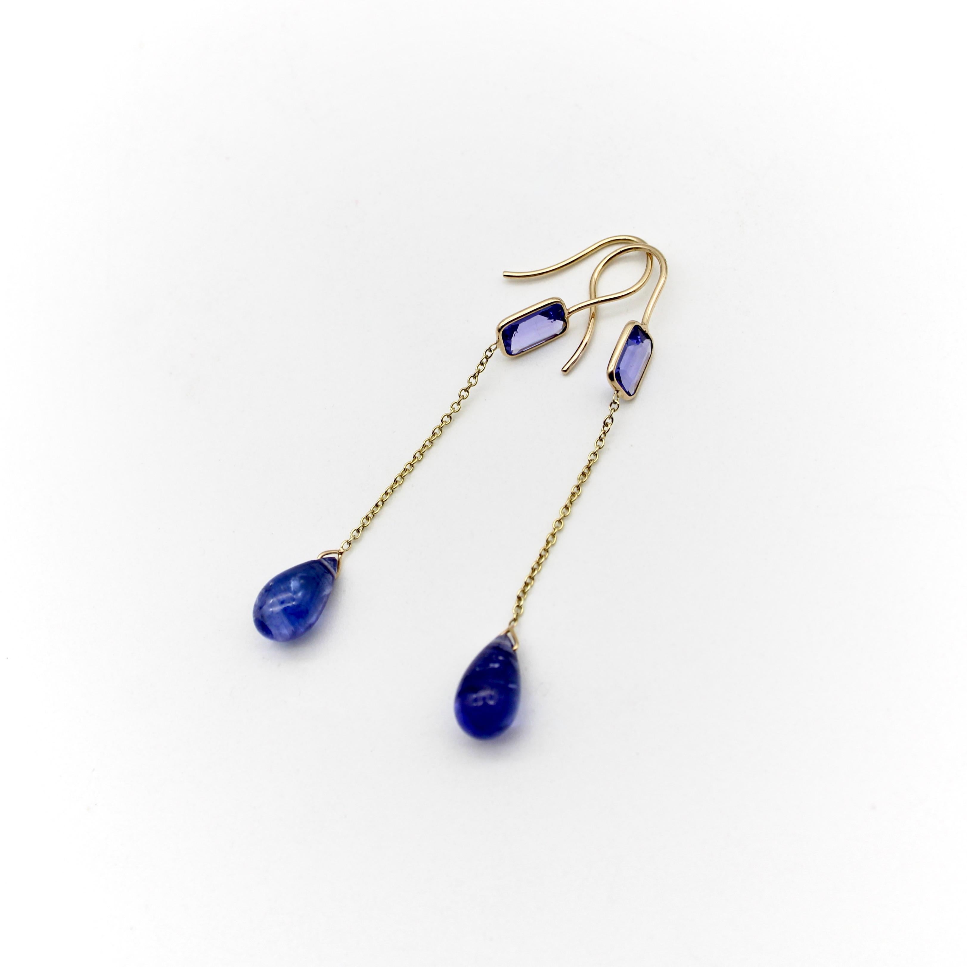 Contemporary 18K Gold and Tanzanite Drop Earrings For Sale