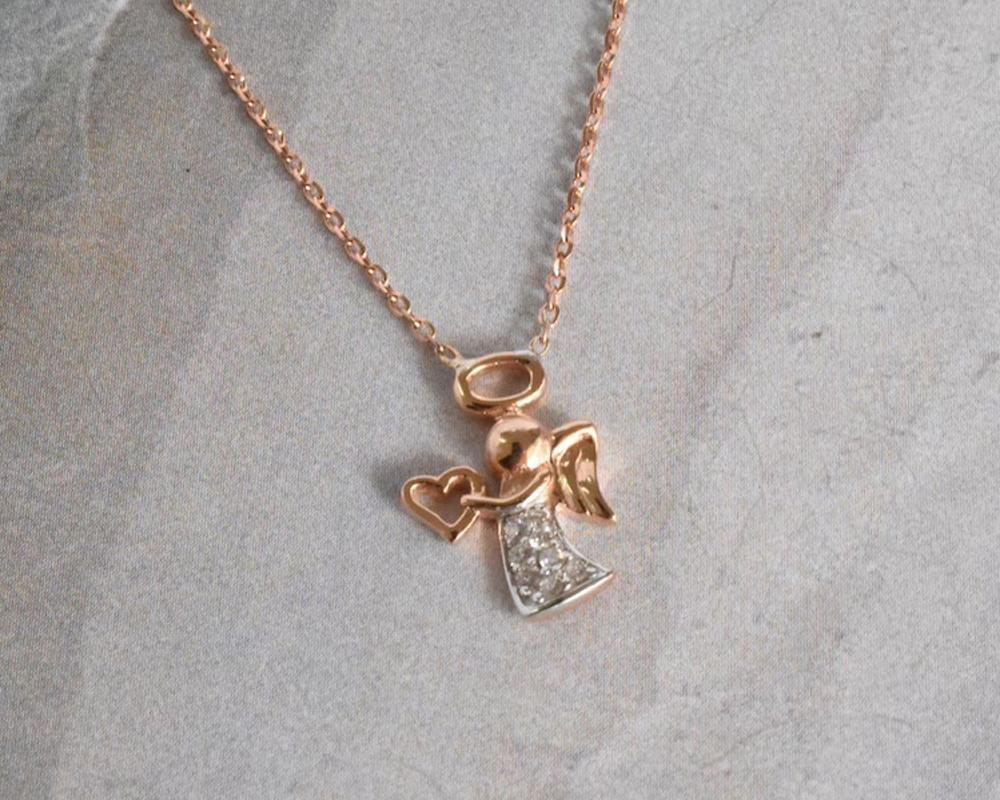 Collier pendentif breloque ange en or 18 carats avec 0,05 ct. pt. Diamant Neuf - En vente à Bangkok, TH