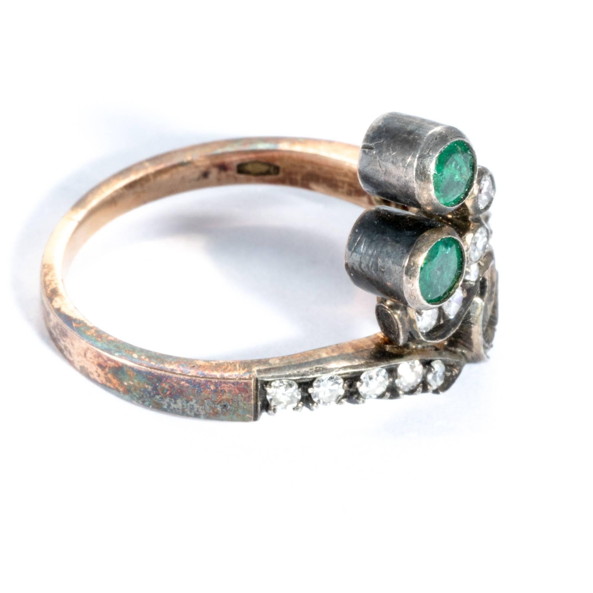 18K Gold Antique Emerald Diamond Sleek Ribbon Ring Band In Fair Condition For Sale In Roma, IT