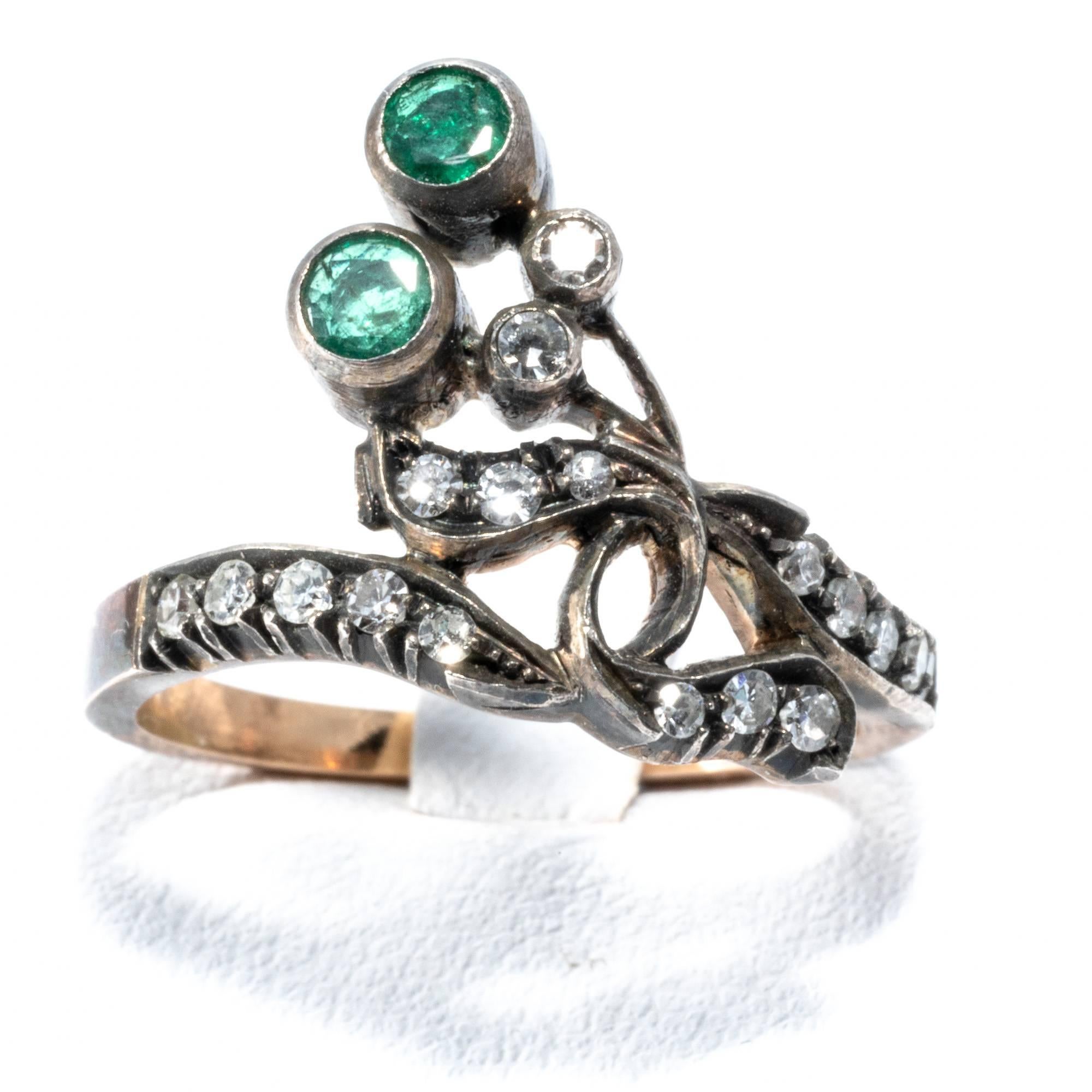 18K Gold Antique Emerald Diamond Sleek Ribbon Ring Band For Sale 1