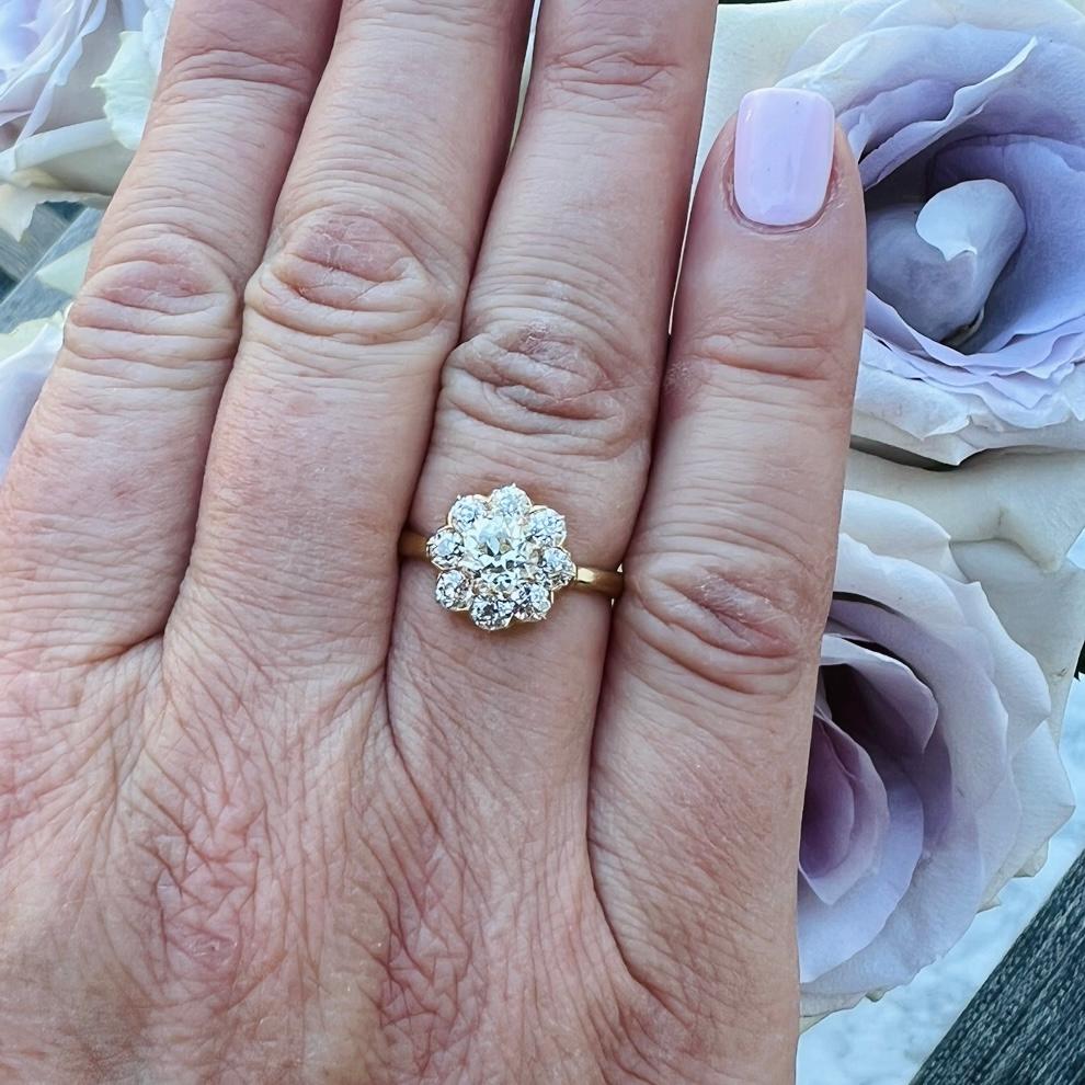 Possédez un beau morceau d'histoire. Cette bague en or jaune 18 carats est ornée d'un diamant de 0,90 carat de type 