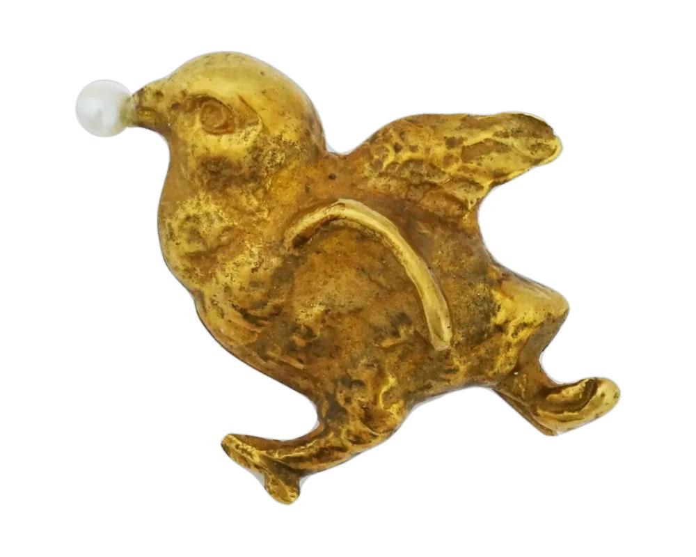 An antique 18K Yellow Gold figural brooch. The brooch is made in a shape of a chicK holding a pearl. The brooch is adorned with engraved detailed patterns. Antique and Vintage Gold Jewelry Wares and Accessories For Collectors.

Dimensions: 3/4 x 5/8