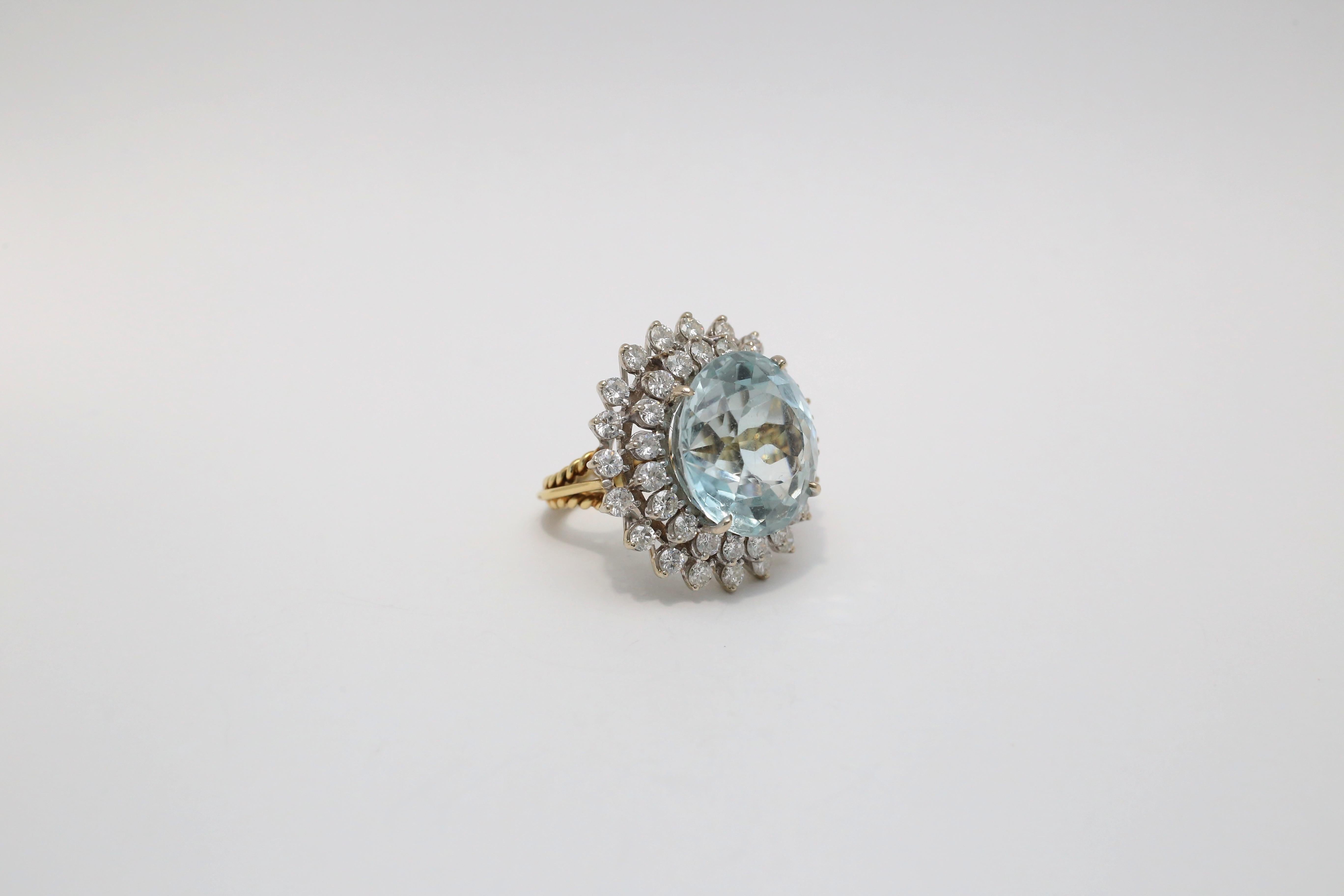 Round Cut 18k Gold Aquamarine & Diamond Cocktail Ring, Size 7 - 20.6g For Sale