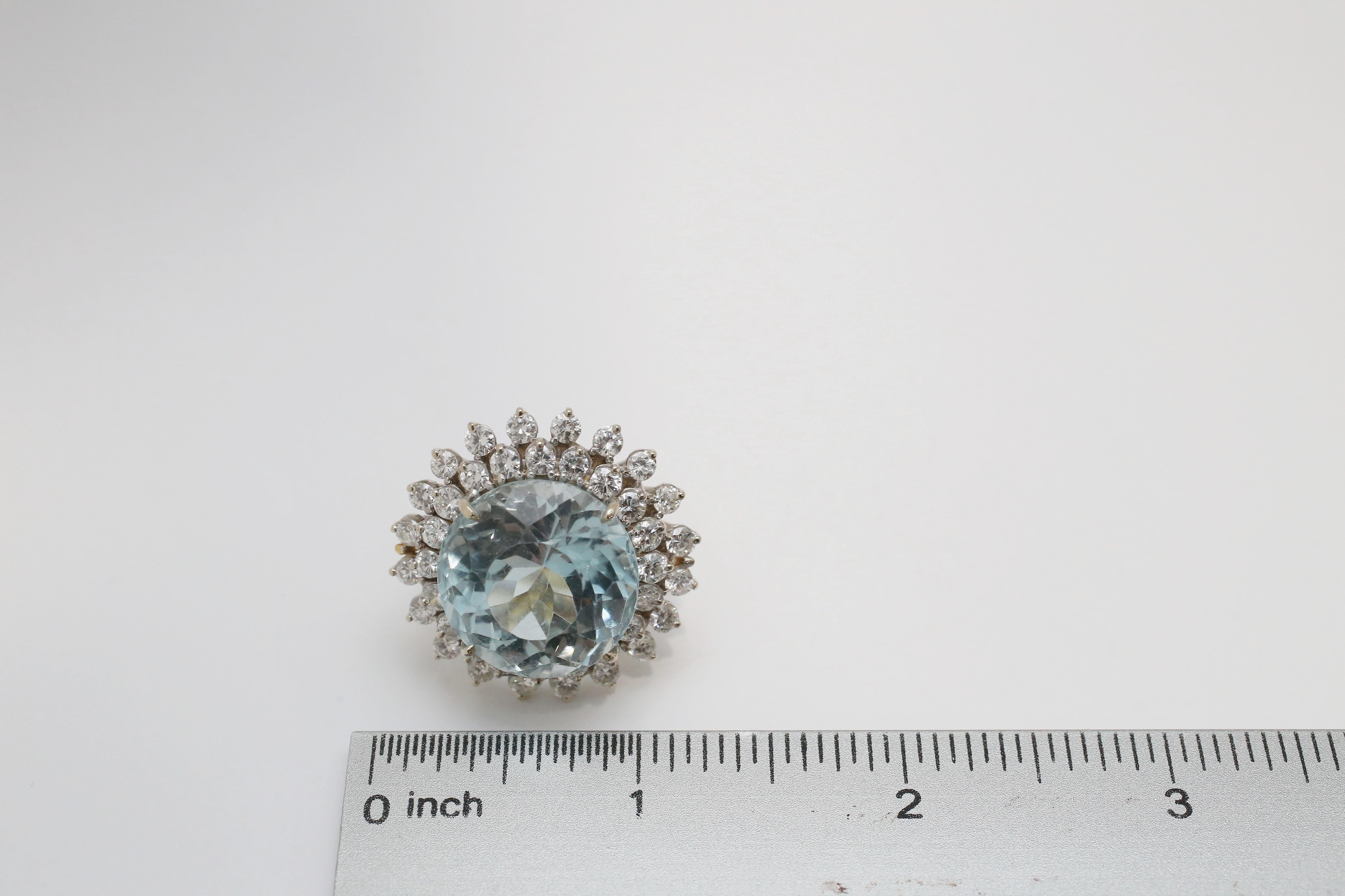 Women's or Men's 18k Gold Aquamarine & Diamond Cocktail Ring, Size 7 - 20.6g For Sale