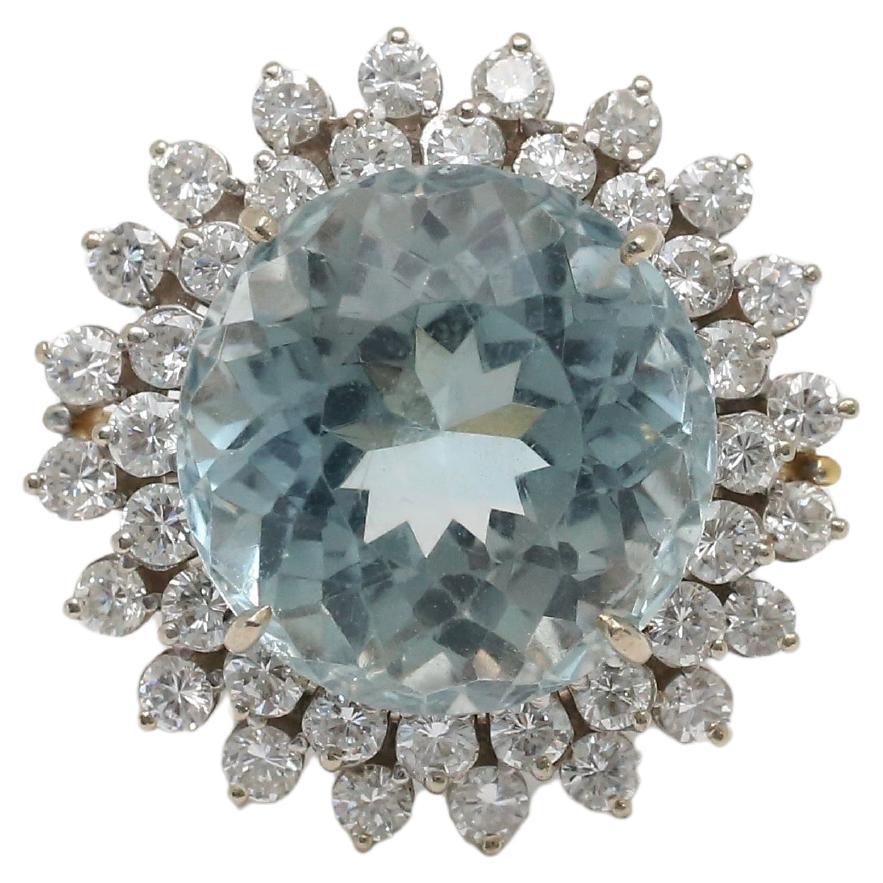18k Gold Aquamarine & Diamond Cocktail Ring, Size 7 - 20.6g For Sale