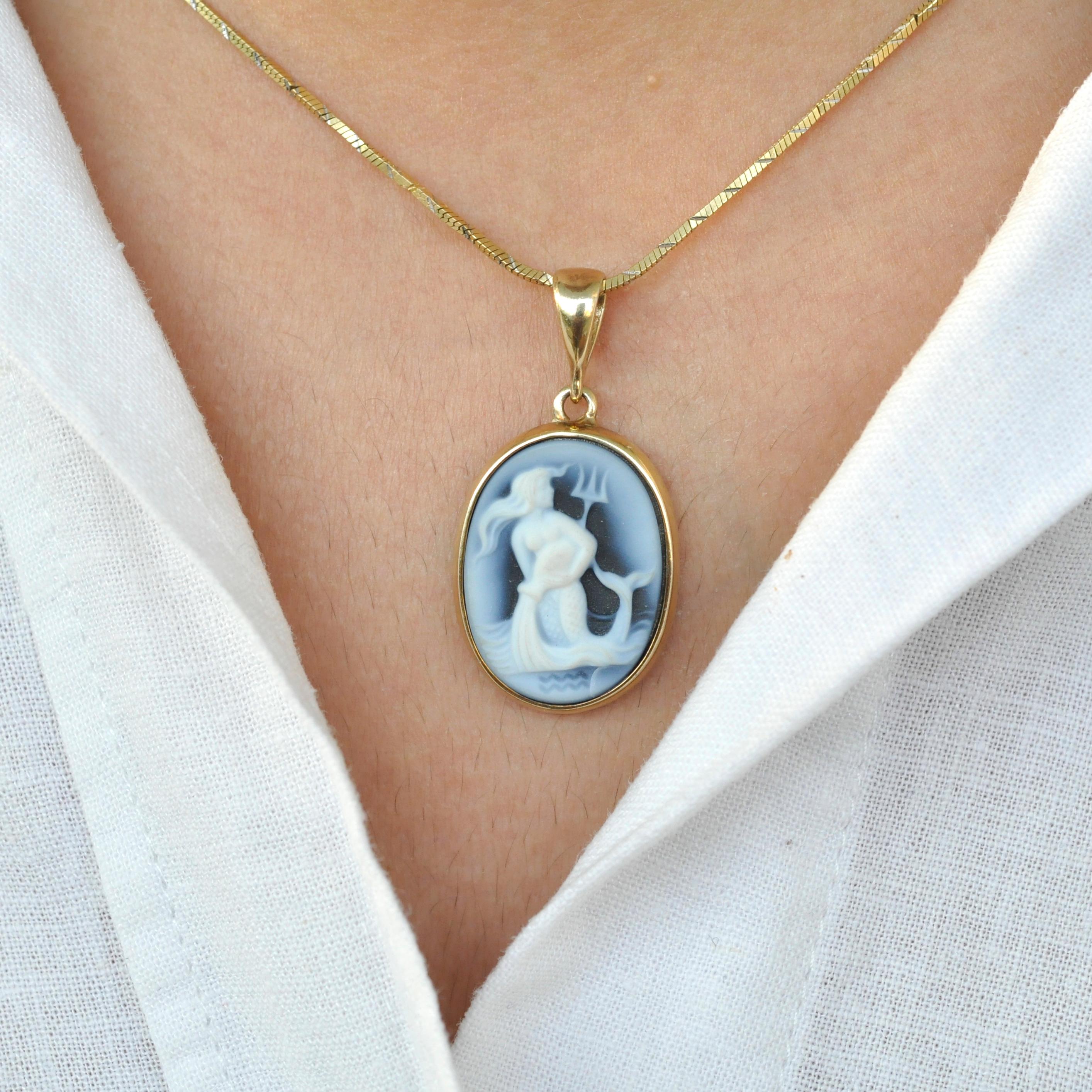 18K Gold Hand-Carved Aquarius Zodiac Agate Cameo Pendant Necklace For Sale 2