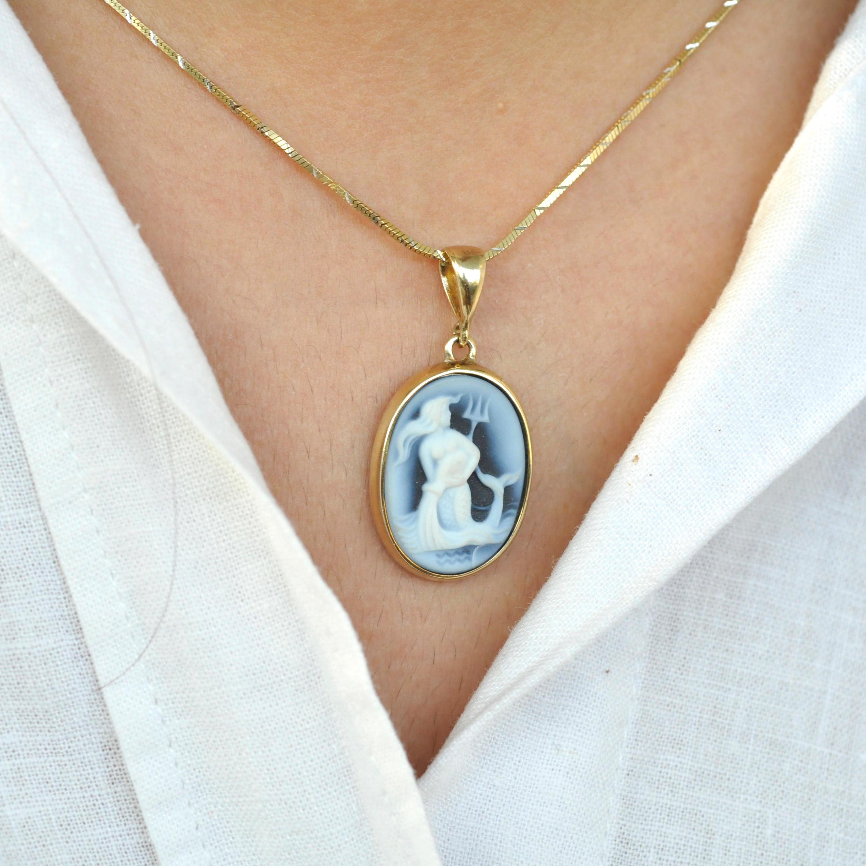 18K Gold Hand-Carved Aquarius Zodiac Agate Cameo Pendant Necklace For Sale 3