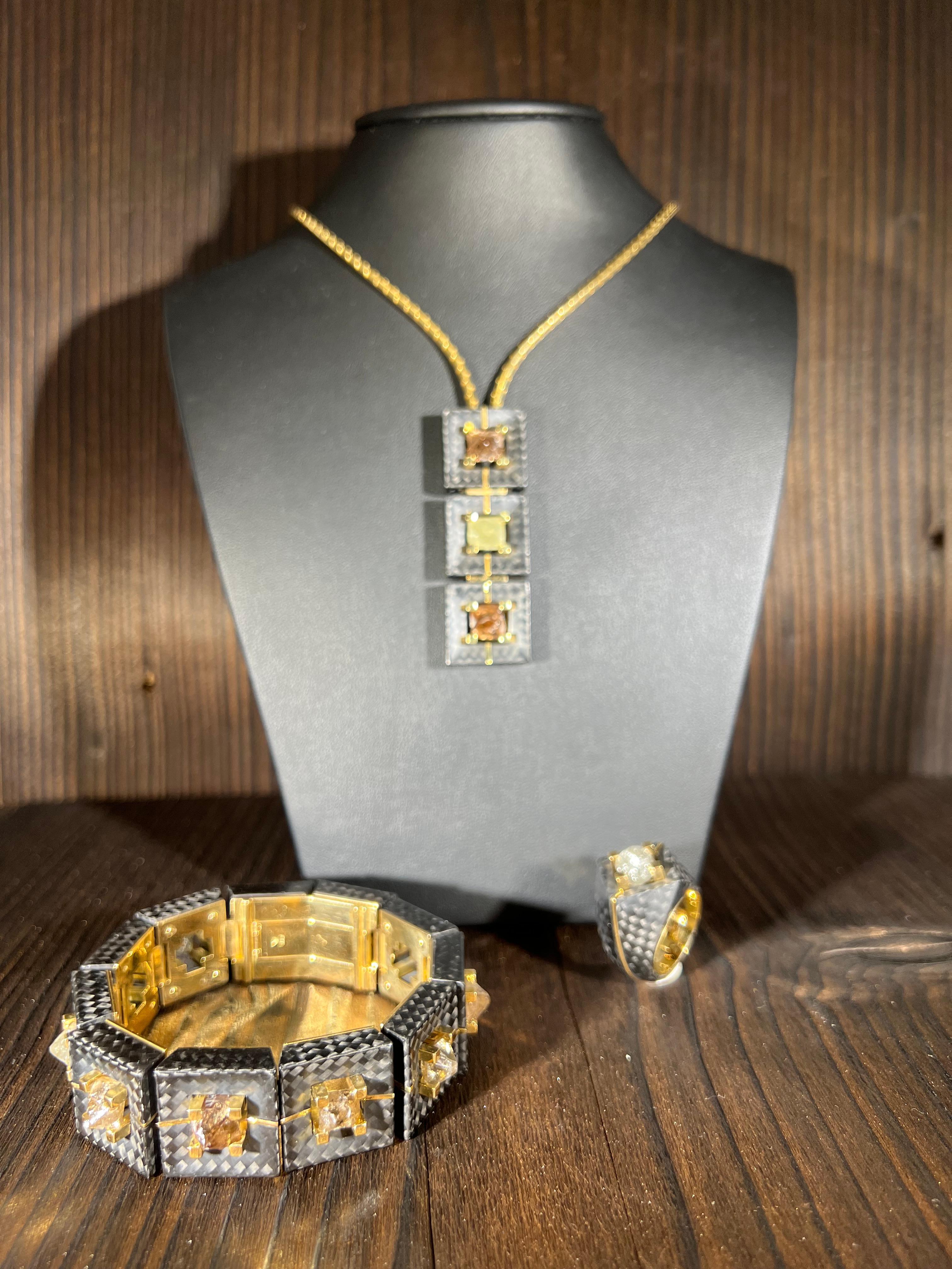 18k Gold Armband mit 11 Rohdiamanten 30.4 Carat und Carbon For Sale 6