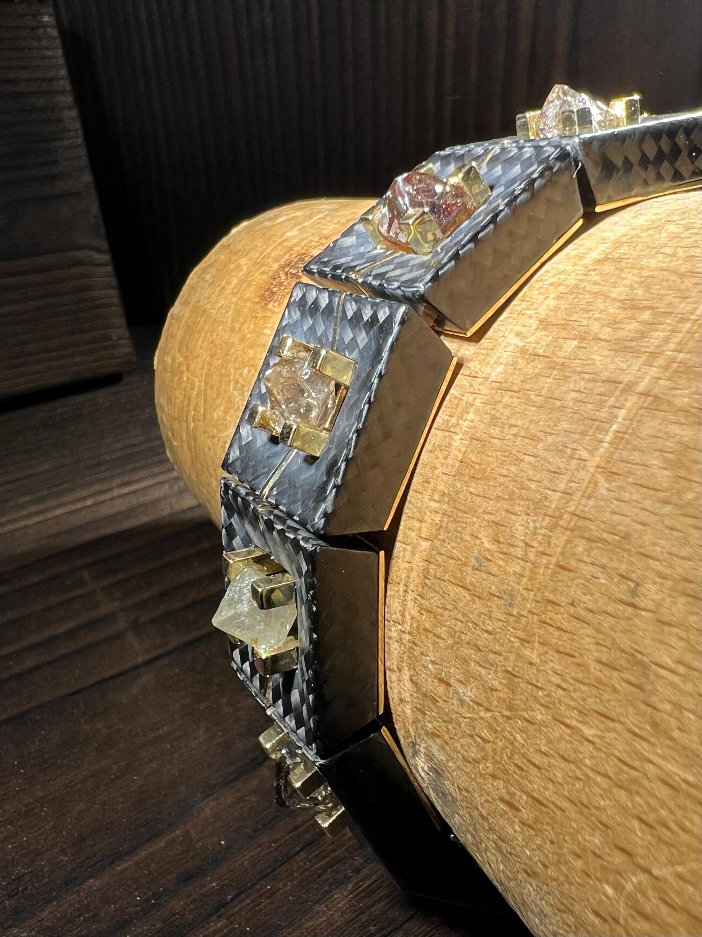 Rough Cut 18k Gold Armband mit 11 Rohdiamanten 30.4 Carat und Carbon For Sale