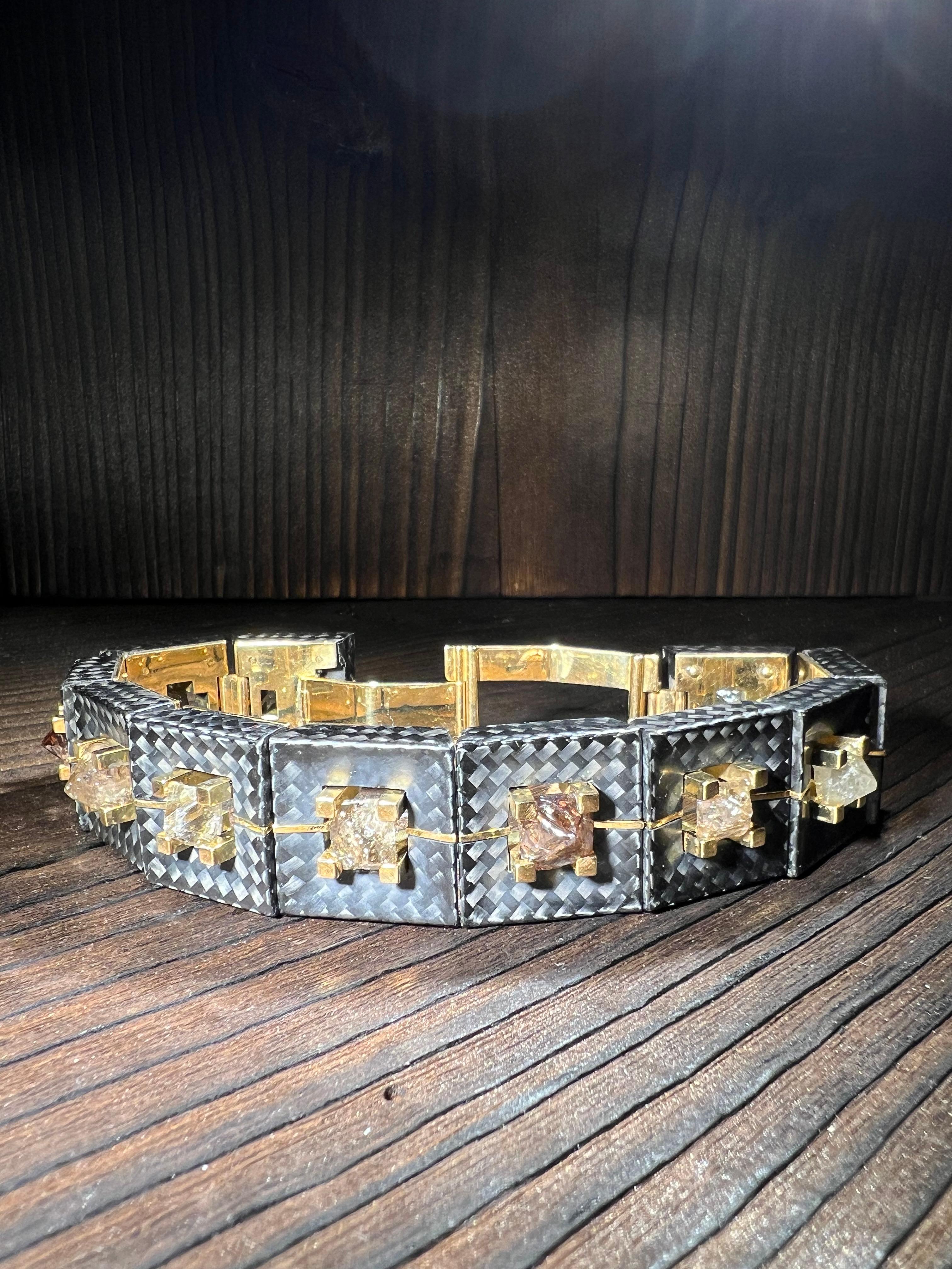 18k Gold Armband mit 11 Rohdiamanten 30.4 Carat und Carbon In New Condition For Sale In Spiez, CH