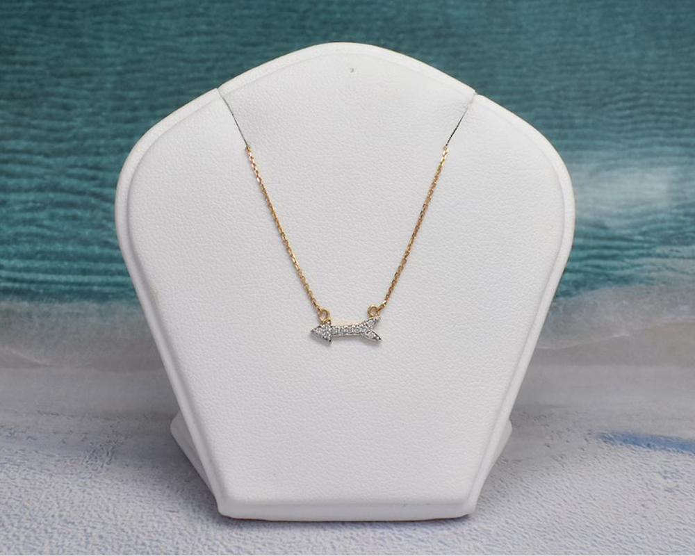 Round Cut 18k Gold Arrow Gold Diamond Necklace with Thin Chain Bridal Necklace For Sale