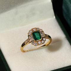 Bague en or 18k Art Deco Colombienne Émeraude et Diamant Halo Coupe Émeraude