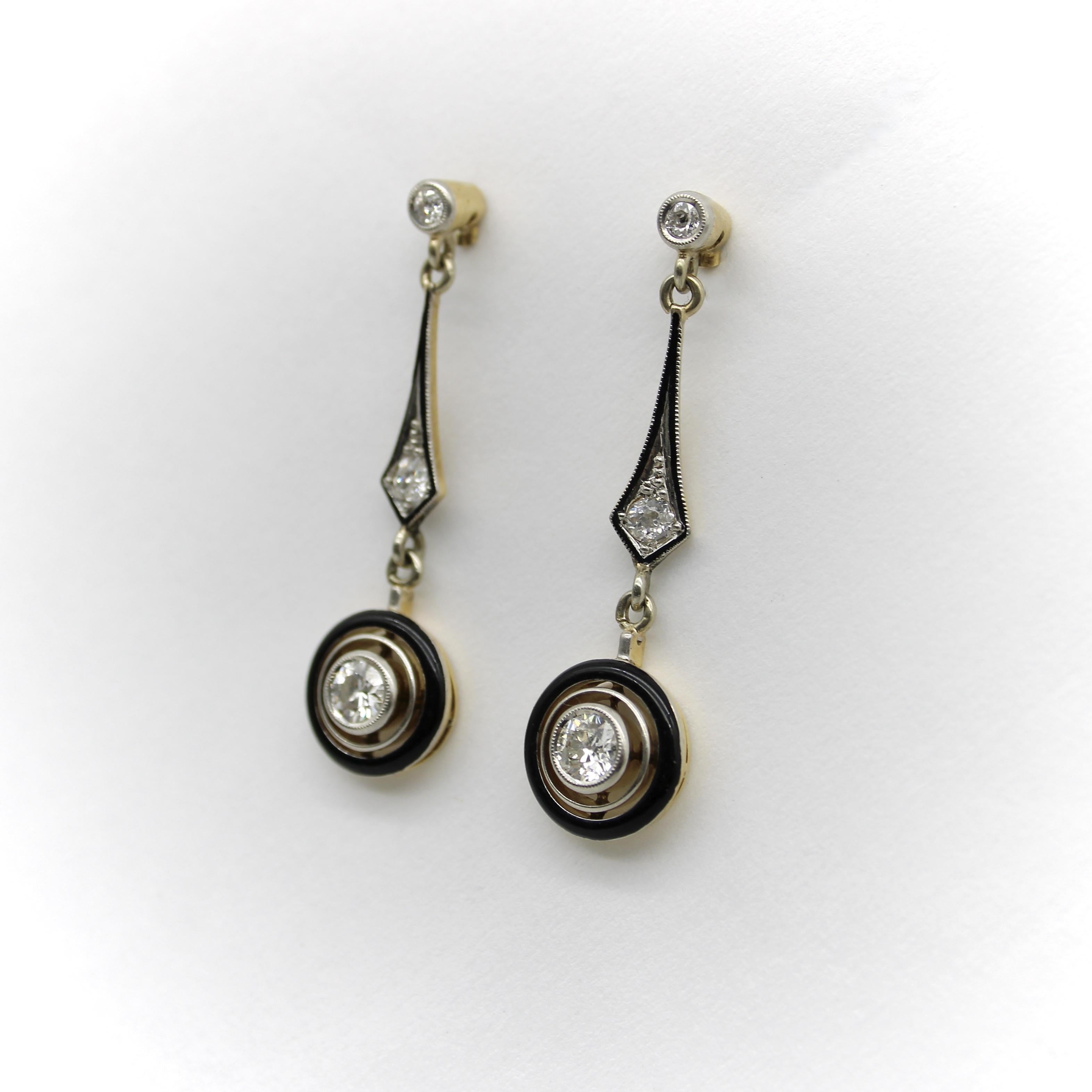 Questi splendidi orecchini Art Deco in oro 18 carati iniziano con un diamante di taglio Vecchio Europeo, circondato da platino e da lavorazioni a grana grossa. Come da tradizione per i gioielli Art Déco, la parte superiore dell'orecchino è in oro e
