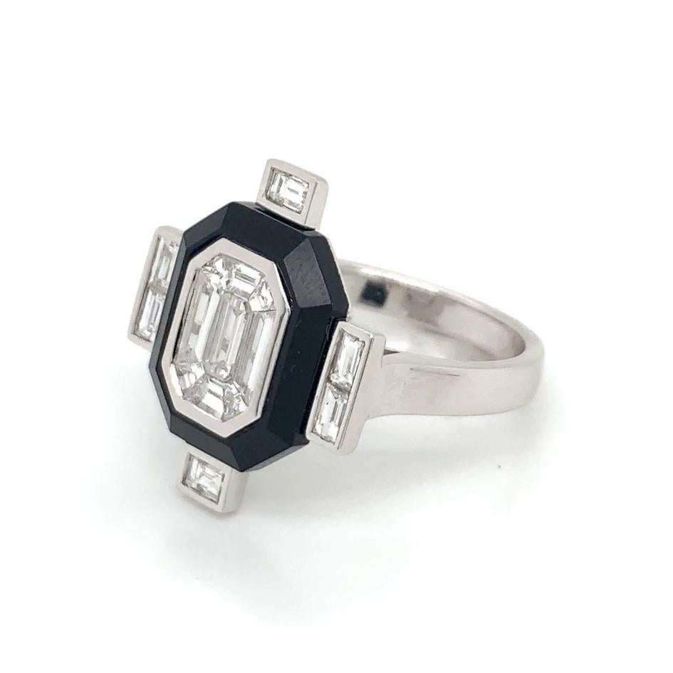 18K Gold Art-Deco Invisible-Set Baguette Emerald Diamond Ring with Black Onyx In New Condition For Sale In Great Neck, NY
