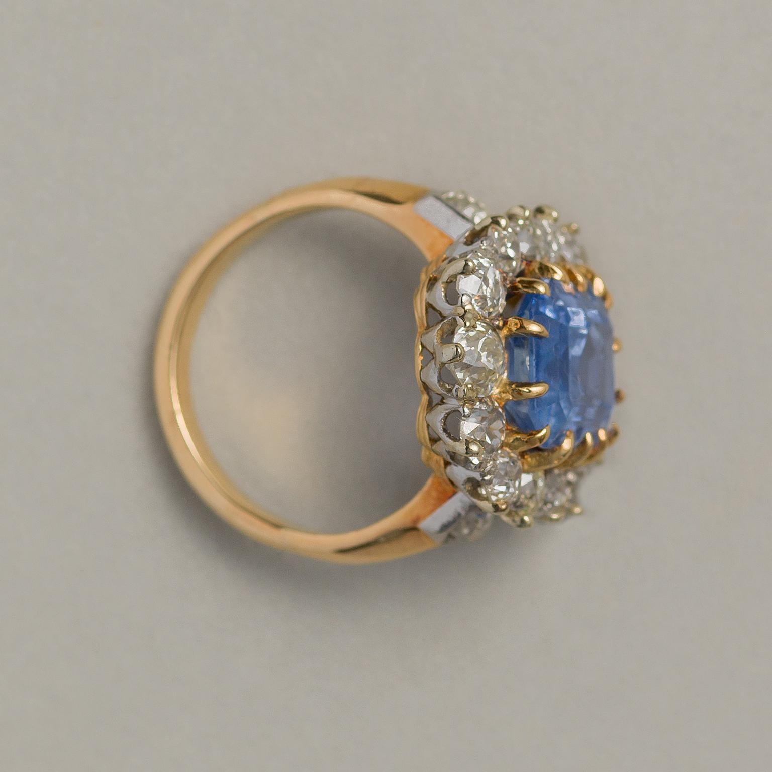Jugendstilring aus 18 Karat Gold mit Saphiren und Diamanten (Smaragdschliff)
