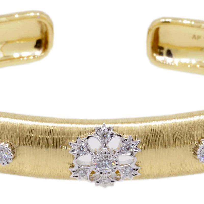 18K Weißgold und Gelbgold - 23.59 GM
25 Diamanten - 0,52 CT

Vorlaufzeit: 3-4 Wochen

Das Familienunternehmen Althoff Jewelry hat eine Mission - elegante, luxuriöse und anmutige Stücke zu kreieren. Entdecken Sie Armbänder, Ohrringe und Ringe aus 18