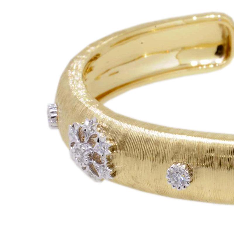 18 Karat Gold Artisan Blume Diamant durchbrochener Armreif in florentinischem Finish (Kunsthandwerker*in)