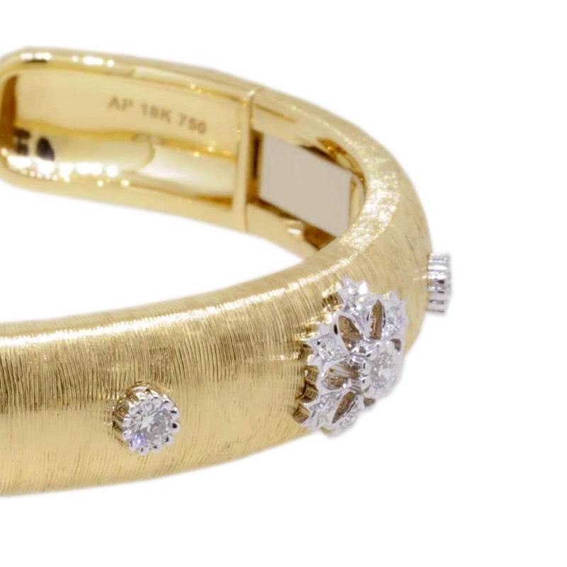 18 Karat Gold Artisan Blume Diamant durchbrochener Armreif in florentinischem Finish (Rundschliff)