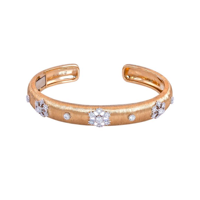 18 Karat Gold Artisan Blume Diamant durchbrochener Armreif in florentinischem Finish im Zustand „Neu“ in Hong Kong, HK