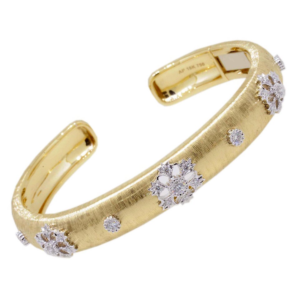 18 Karat Gold Artisan Blume Diamant durchbrochener Armreif in florentinischem Finish