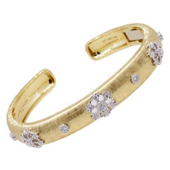 18 Karat Gold Artisan Blume Diamant durchbrochener Armreif in florentinischem Finish