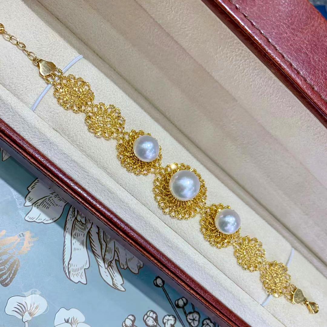 【Crown Radiance】Golden Lace Aurora South Sea Pearl Bracelet In New Condition For Sale In New York, NY