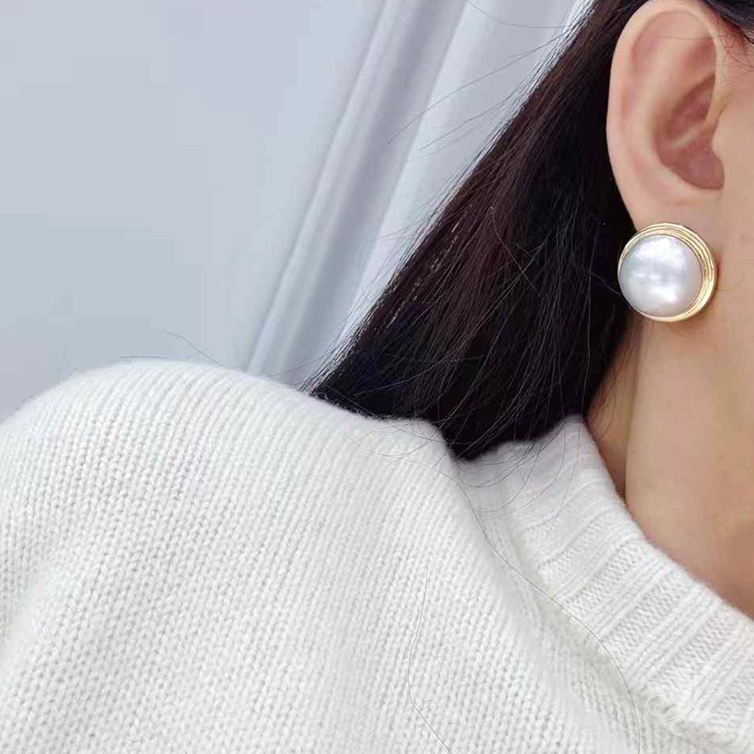 Este par de elegantes pendientes de perlas Mabe resalta la belleza natural de estas exquisitas gemas. Acompañadas de un documento PSL certificado de Japón, las perlas son perfectamente redondas con una superficie luminosa, mostrando su