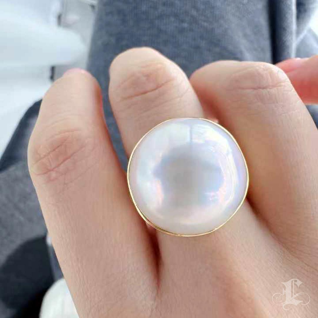 This striking ring showcases an extraordinary 20.1 mm Mabe pearl with a lustrous, full-bodied nacre and enchanting aurora-like overtones. Certified by the Pearl Science Laboratory (PSL), this pearl is a testament to its superior quality and rarity.