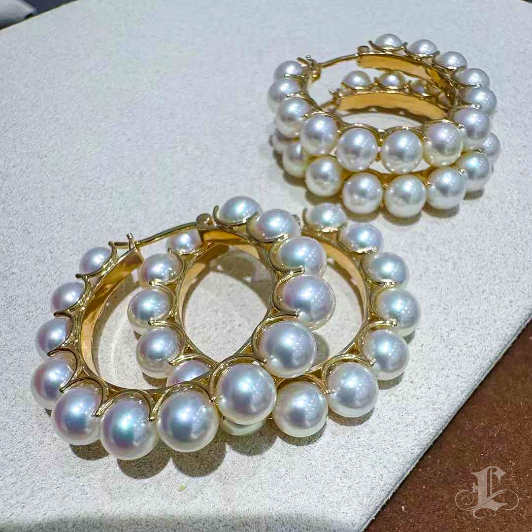 【Lustre Arc】Aurora Baby Akoya Pearl Gold Hoop Earrings In New Condition For Sale In New York, NY