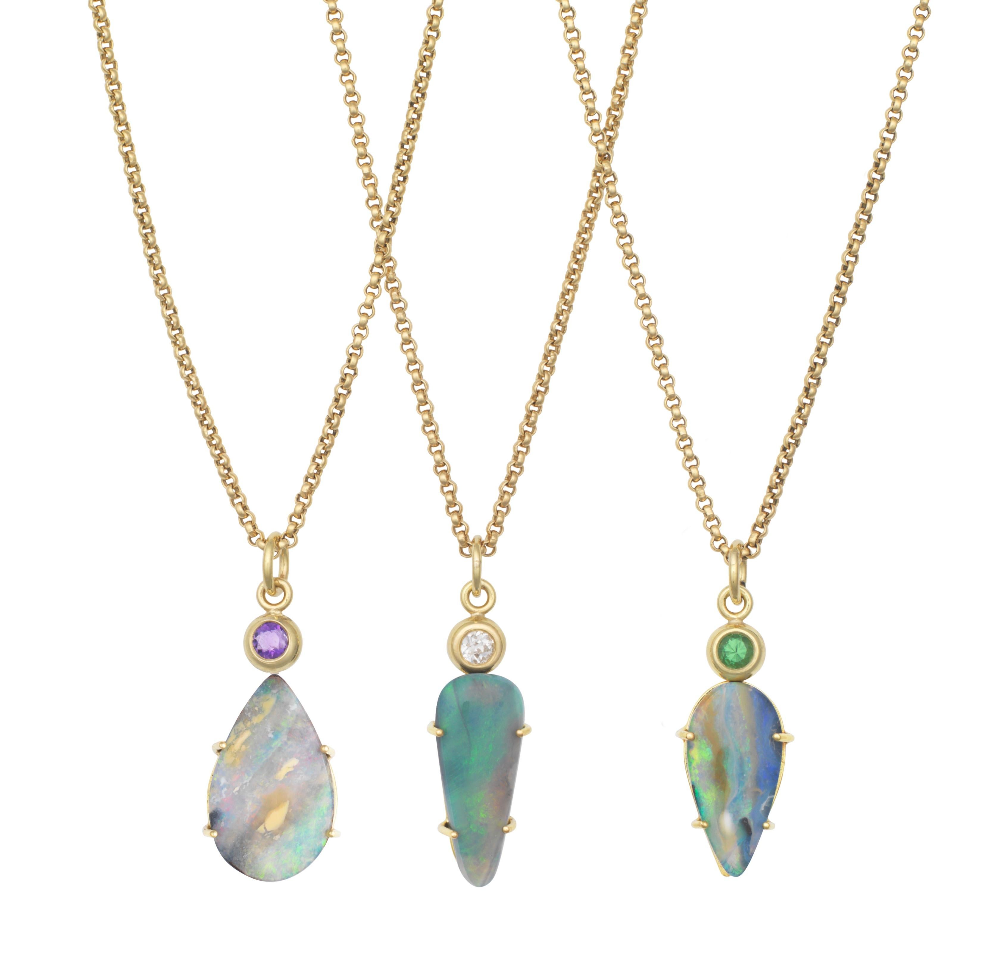 Non taillé Pendentif en or 18k avec opale de roche australienne et diamant en vente